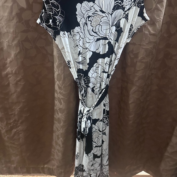 White House Black Market Jasmine Tonal Floral Midi Wrap Dress - Picture 5 of 7